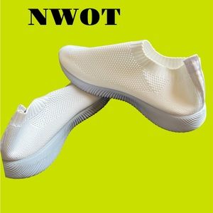 ❤️❤️NWOT! Women’s feather-lite slip in shoe. Size 42/43❤️❤️